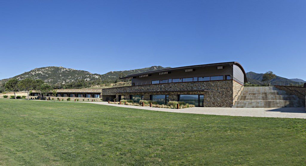 Edifici i gran esplanada de gespa de Can Xiquet